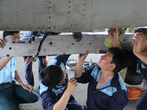 Các kỹ sư và nhân viên kỹ thuật lắp giá treo bệ phóng tên lửa (ảnh chụp trong buổi chuẩn bị trước ngày bay). Ảnh: My Lăng