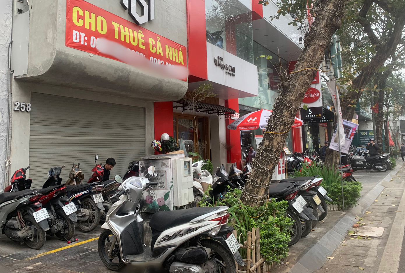 Một số nhà liền kề nhau đồng loạt "cửa đóng then cài", im lìm trong thời gian dài, mòn mỏi chờ khách thuê.