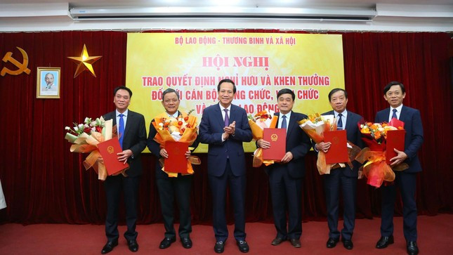 Bộ trưởng Đào Ngọc Dung trao quyết định nghỉ hưu cho các cán bộ. Ảnh: Molisa. Bộ trưởng Đào Ngọc Dung trao quyết định nghỉ hưu cho các cán bộ. Ảnh: Molisa.