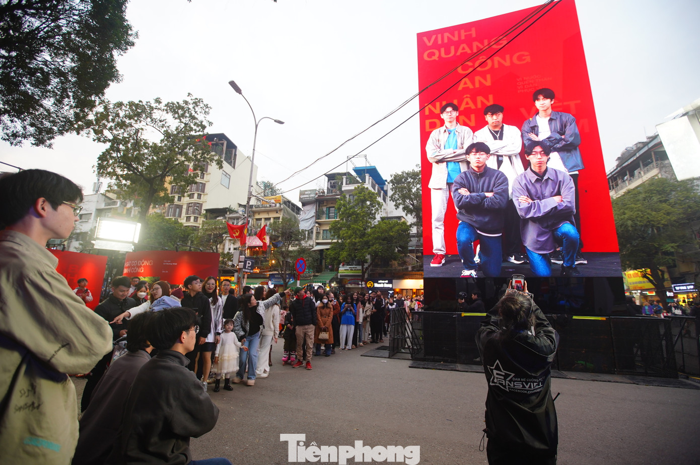"Cách check-in này rất mới lạ, đáng để trải nghiệm, mặc dù xếp hàng hơi lâu. Ban đầu khi đứng lên em còn hơi run, nhưng sau đó bình tĩnh lại để tạo dáng nghiêm nhất có thể", em Quang Huy (Hà Đông, Hà Nội chia sẻ.
