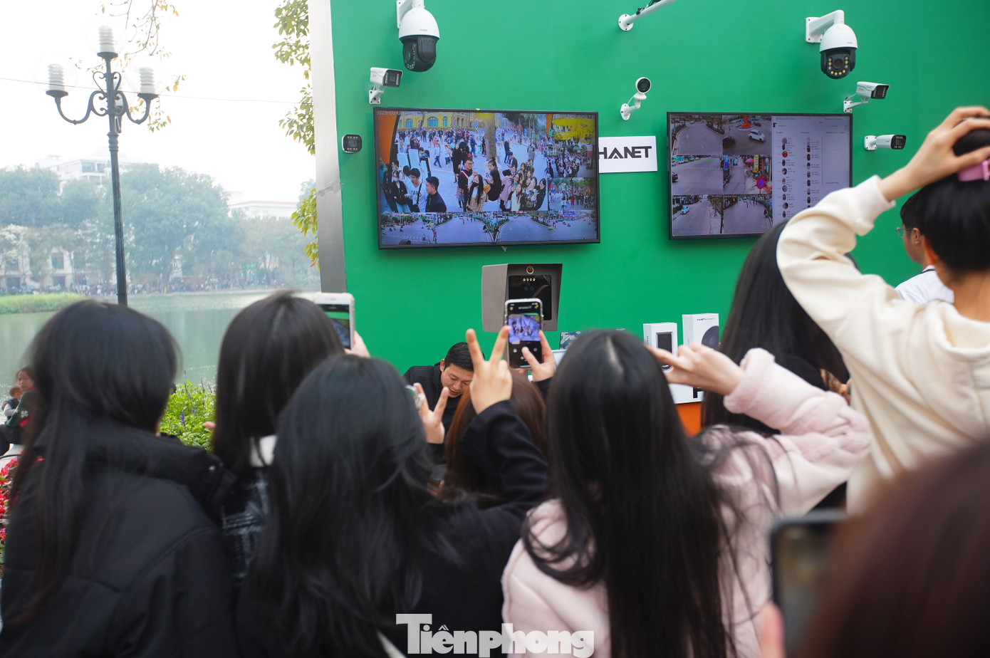Các bạn trẻ tranh thủ check-in qua camera với màn hình ti vi hiển thị.