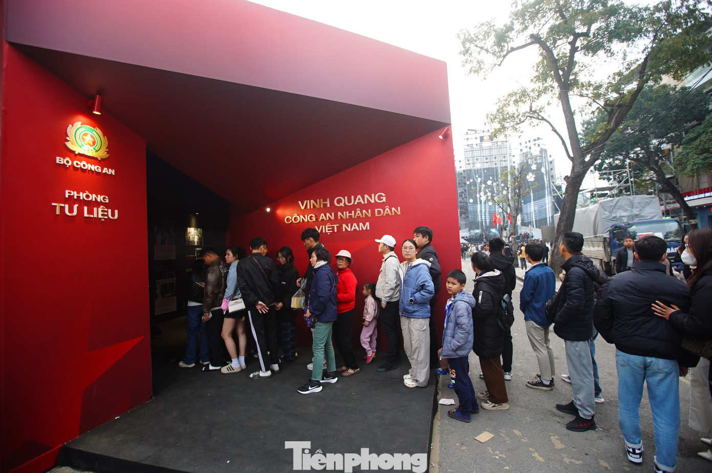 Người dân xếp hàng vào phòng chiếu phim của sự kiện "Vinh quang Công an Nhân dân Việt Nam".