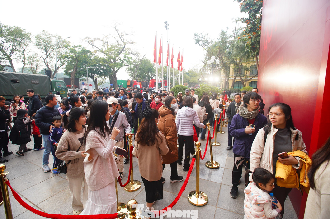 Phòng phim chứa khoảng 60 người/lượt. Người dân xếp hàng chờ khoảng 30 phút.