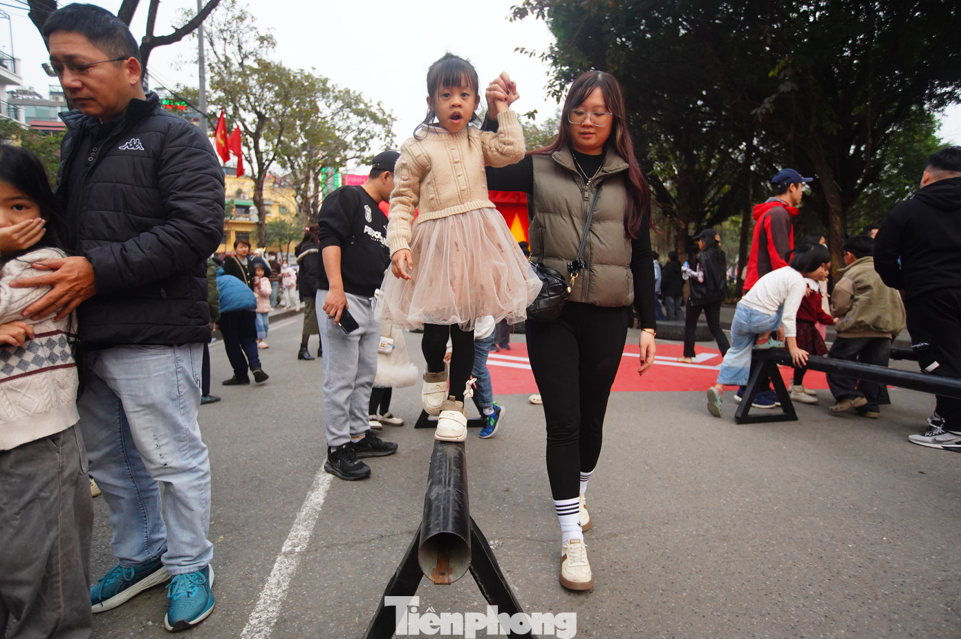 Khu rèn luyện thể chất, luyện tập kỹ năng leo trèo, bò trườn, đi thăng bằng thu hút người dân, đặc biệt các em nhỏ đến trải nghiệm.