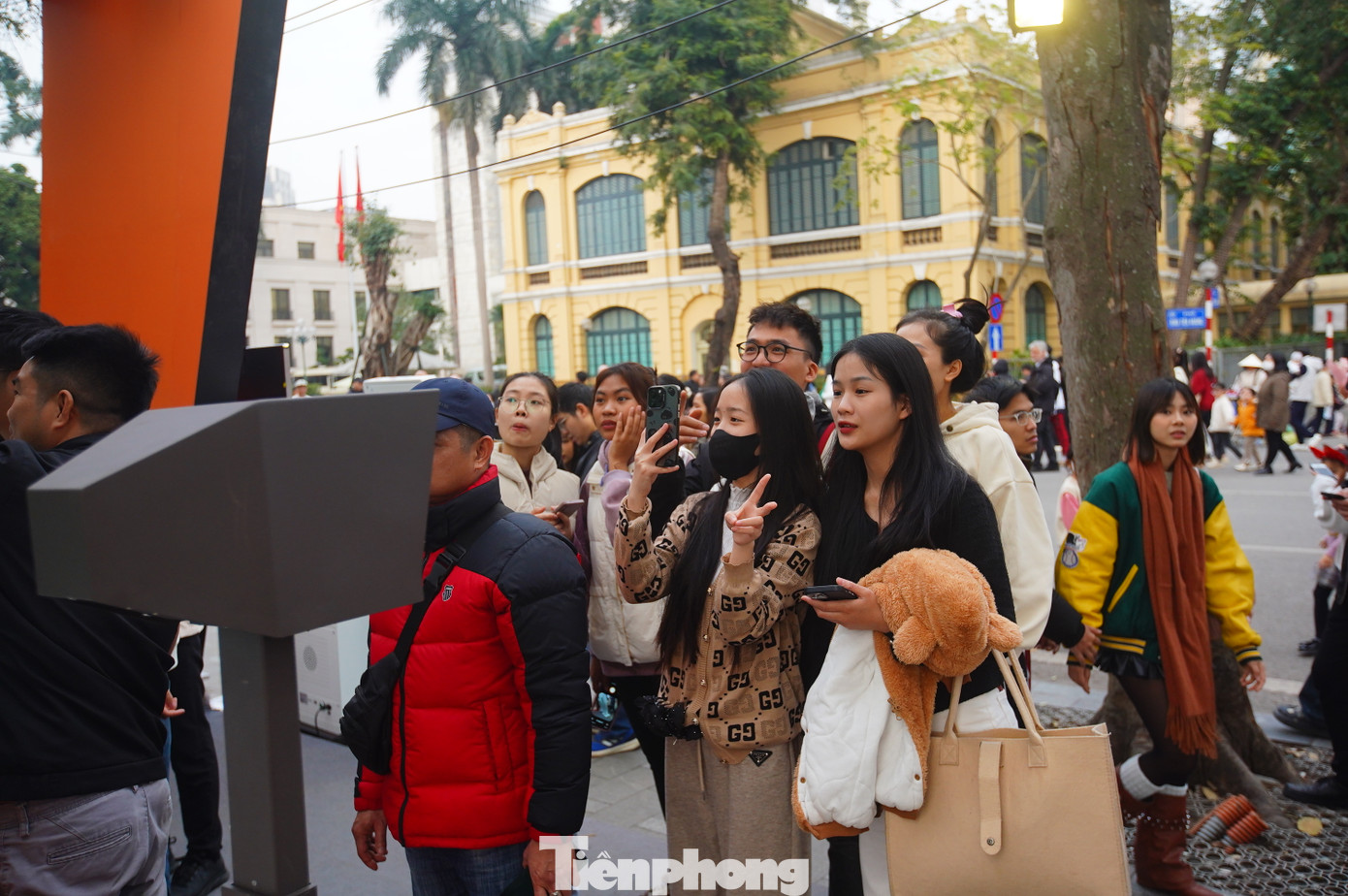 Khu vực trưng bày camera thu hút khách tham quan.