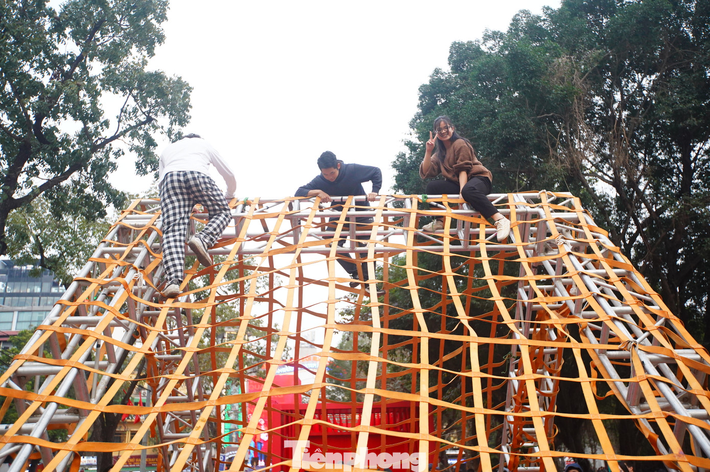 Khu rèn luyện thể chất, luyện tập kỹ năng leo trèo, bò trườn, đi thăng bằng thu hút người dân, đặc biệt các em nhỏ đến trải nghiệm.