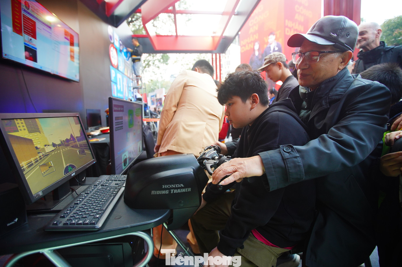 Người dân trải nghiệm lái mô tô.