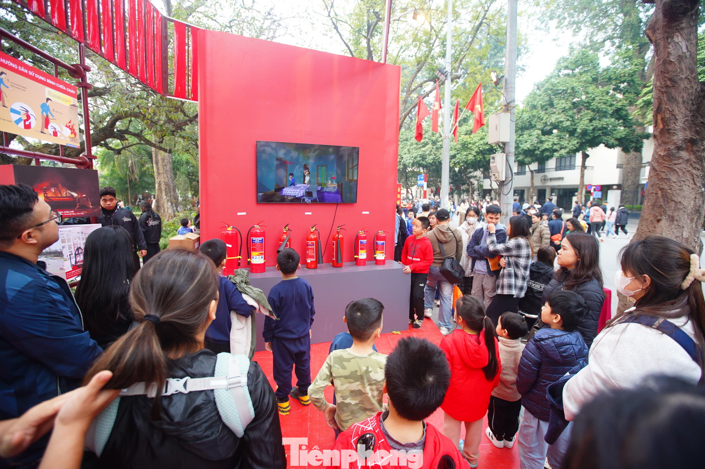 Người dân chăm chú xem thước phim xử lý tình huống khi gặp cháy nổ.