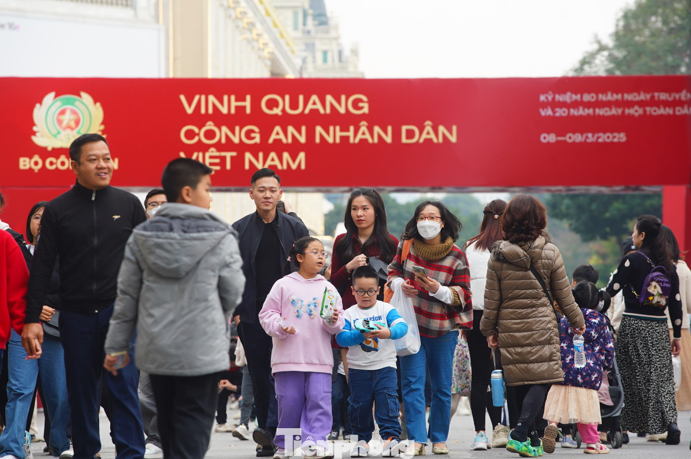 Trong hai ngày cuối tuần, phố đi bộ hồ Hoàn Kiếm đã thu hút đông đảo người dân đến trải nghiệm chuỗi chương trình hướng tới kỷ niệm 80 năm Ngày truyền thống Công an nhân dân (19/8/1945 - 19/8/2025).
