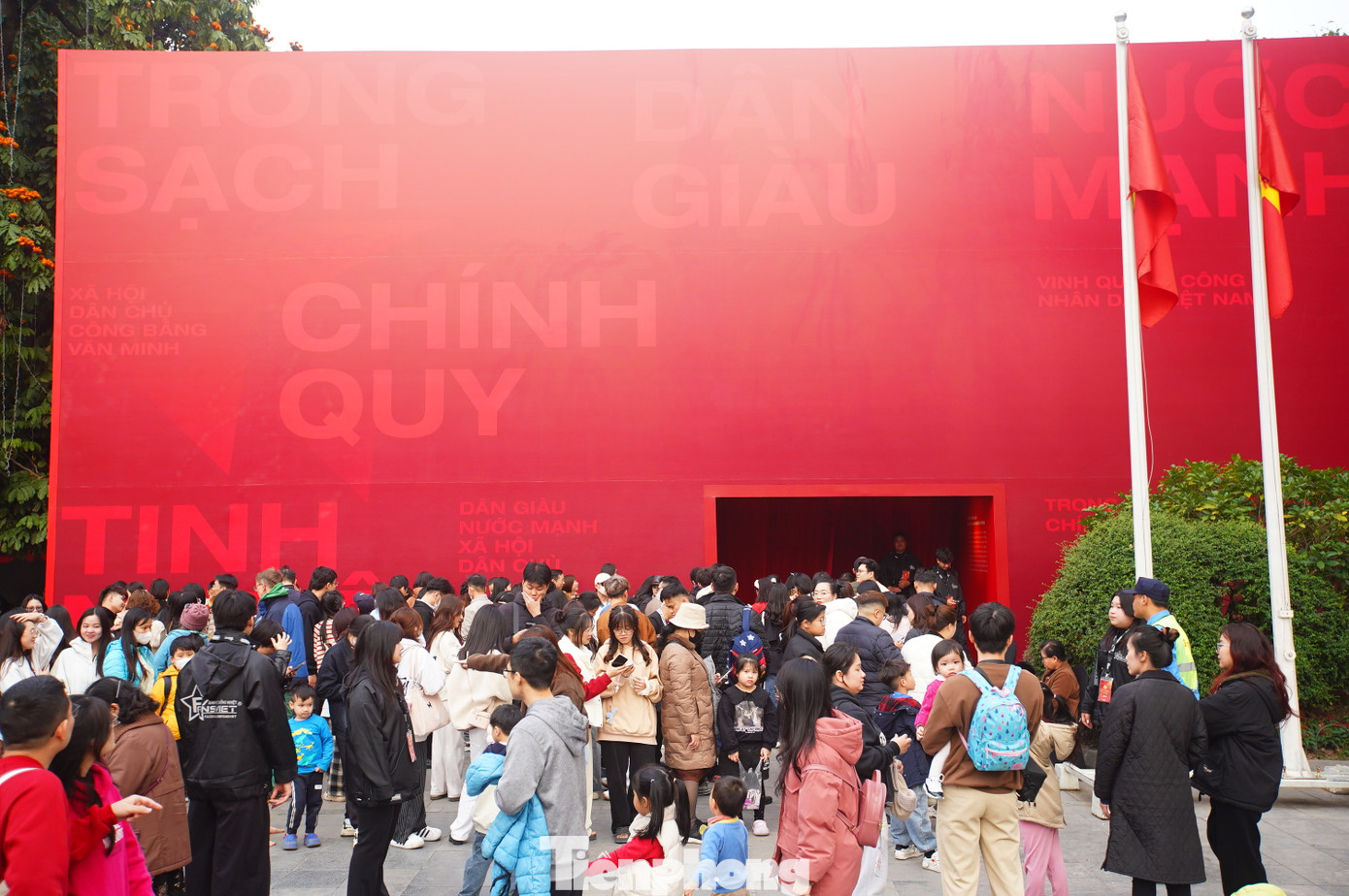 Các bạn trẻ xếp hàng dài chờ vào xem thước phim lịch sử, hoạt động của lực lượng Công an nhân dân Việt Nam.