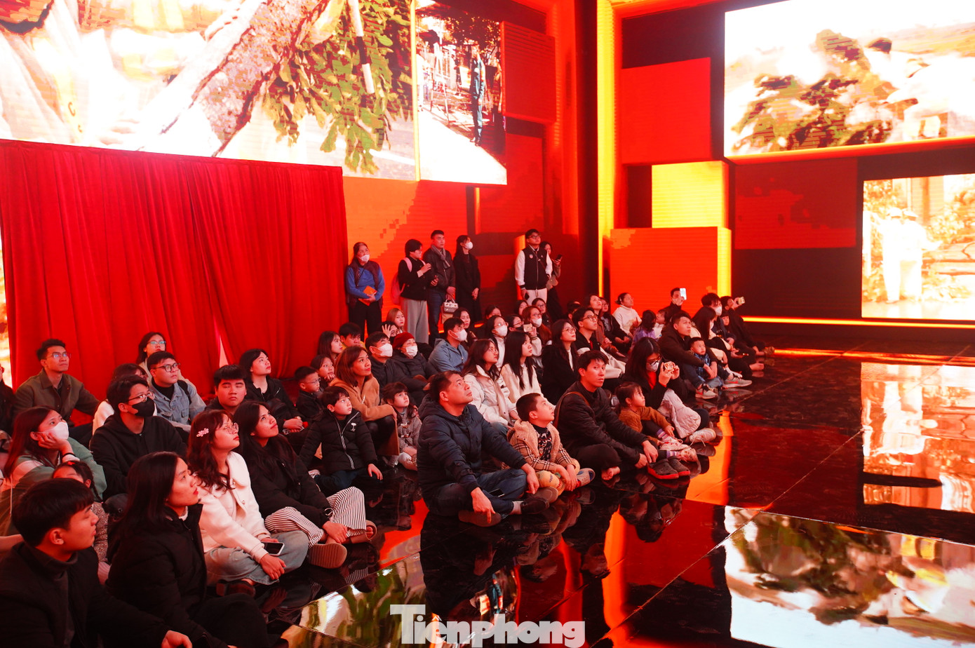 Thước phim kéo dài hơn 10 phút kể về hành trình đấu tranh phòng, chống tội phạm, giữ gìn an ninh trật tự… cùng những sự hy sinh mất mát to lớn của các cán bộ, chiến sĩ để đem bình yên đến mọi nhà.