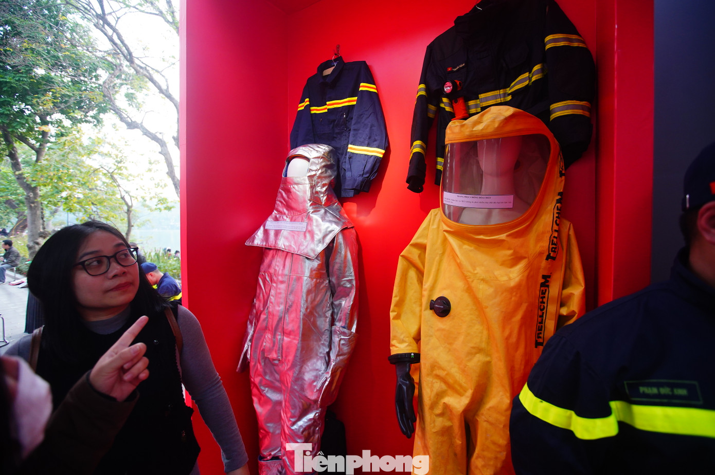 Khu vực giới thiệu về các thiết bị chuyên dụng của cán bộ, chiến sĩ Cảnh sát phòng cháy, chữa cháy và cứu nạn, cứu hộ.