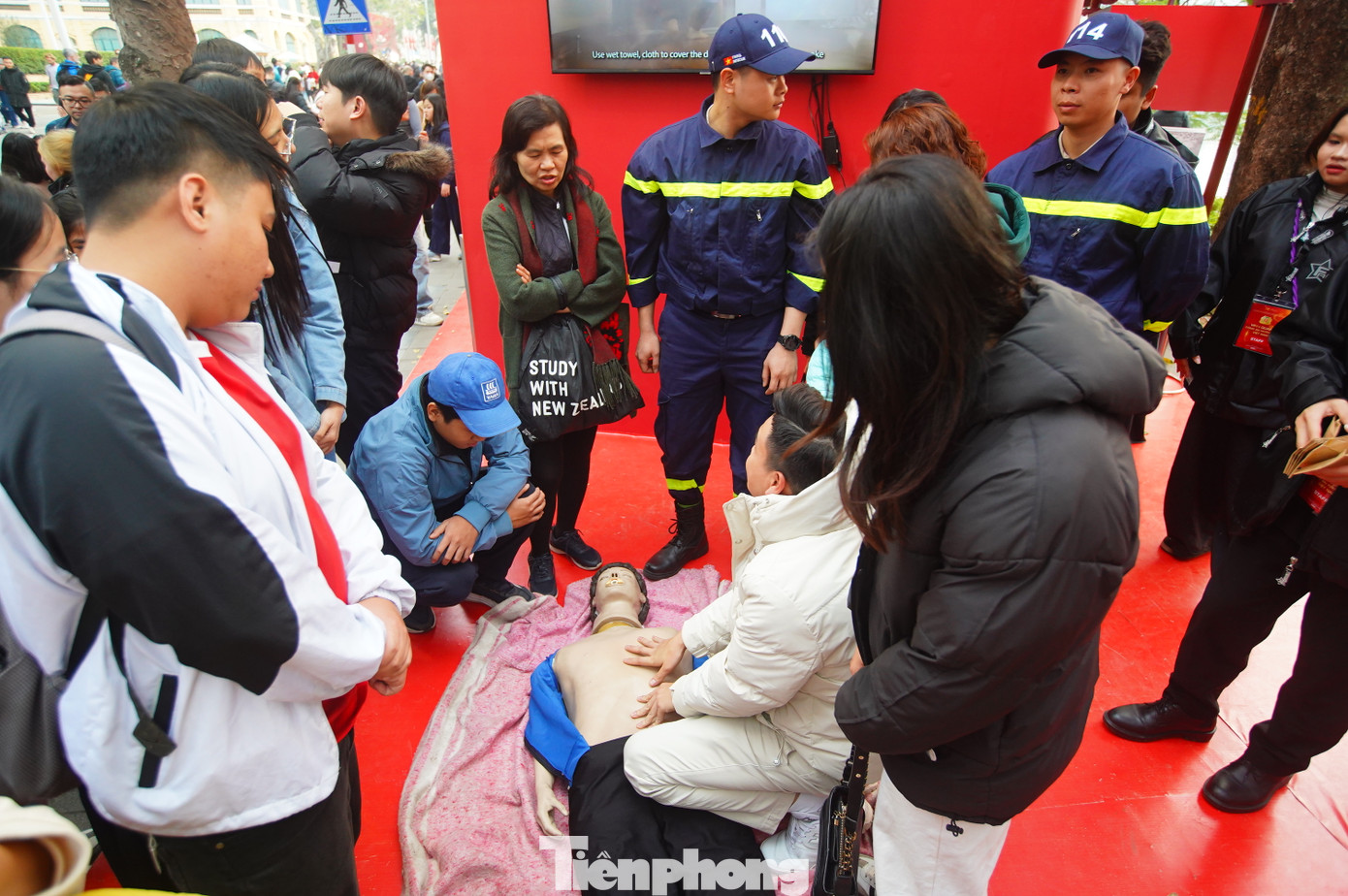 Tổ chức tuyên truyền, hướng dẫn người dân trải nghiệm tình huống, xử lý tình huống khẩn cấp, cứu hộ cứu nạn.