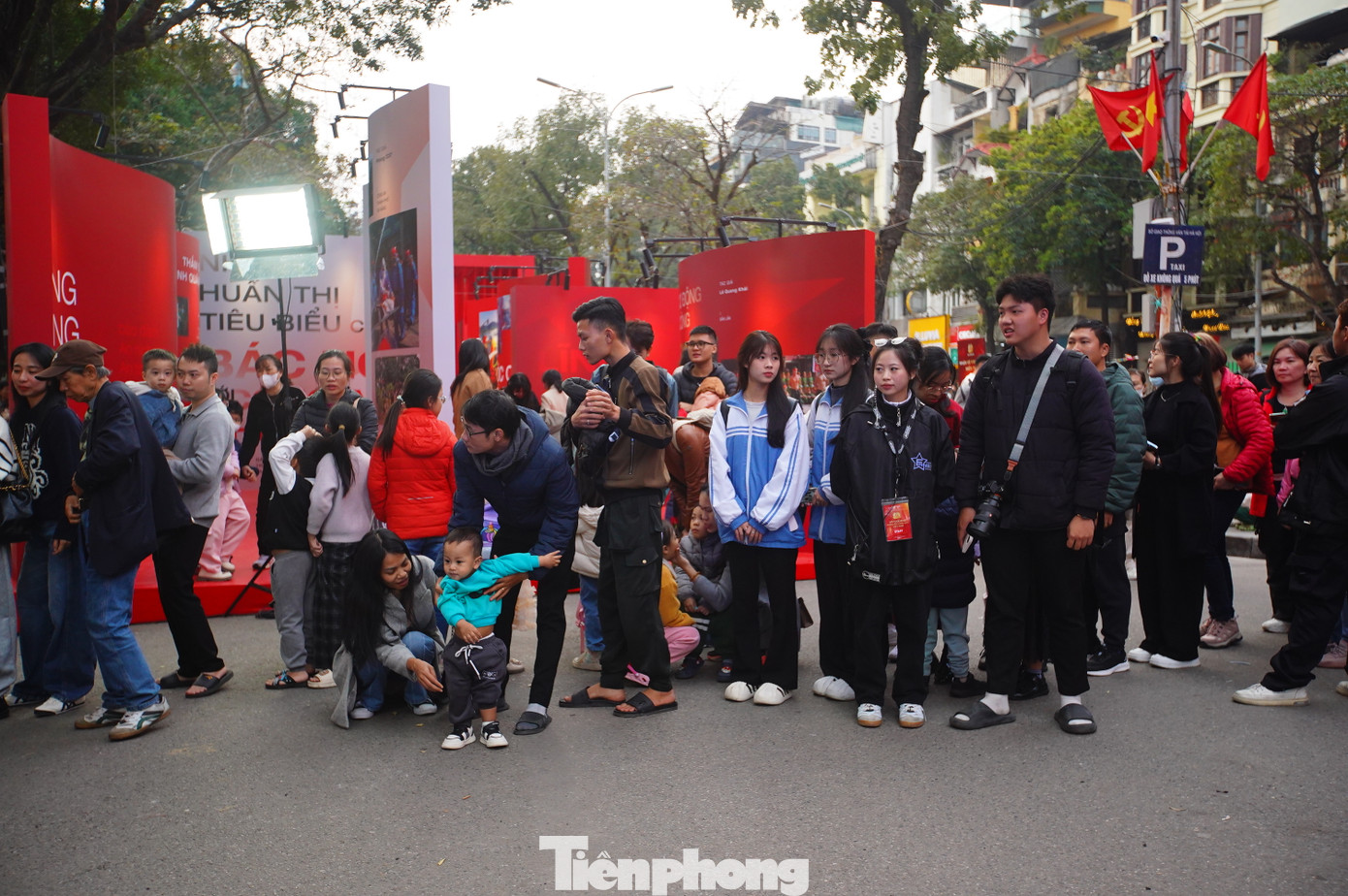 Để có thể đứng chụp ảnh ở đây, trung bình xếp hàng chờ 30-50 phút.