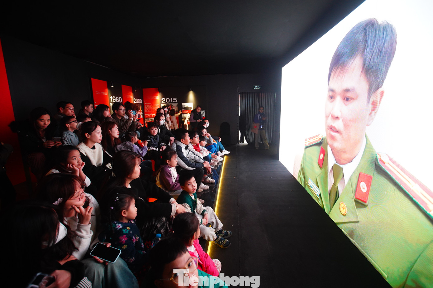 Thước phim tài liệu dài 8 phút, tái hiện đầy xúc động mồ hôi và nước mắt của những người đi trước.