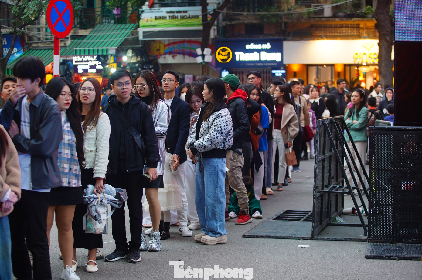 Để có thể đứng chụp ảnh ở đây, trung bình xếp hàng chờ 30-50 phút.