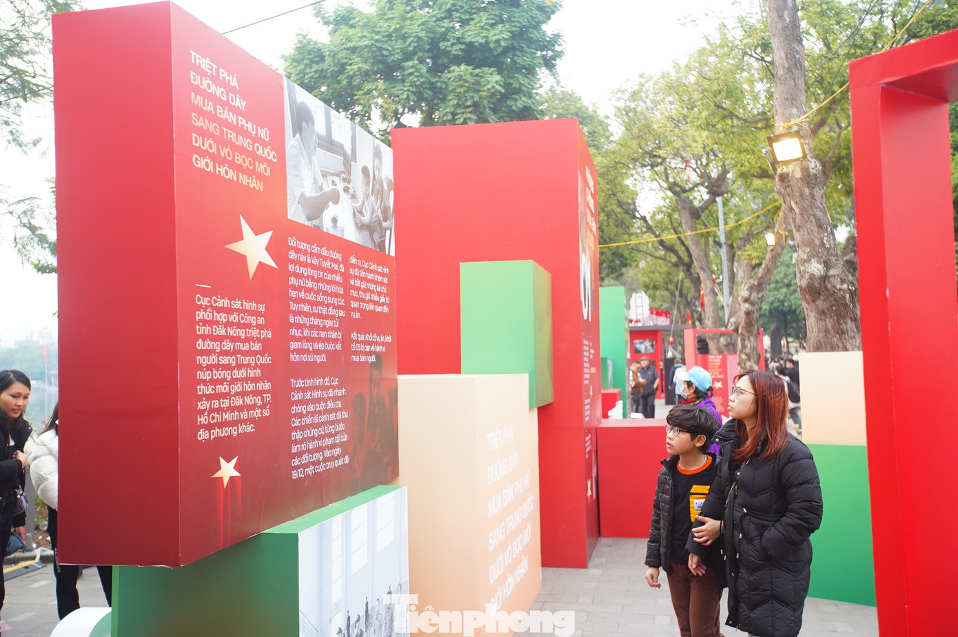 Người dân tìm hiểu thông tin, lịch sử hình thành của lực lượng Công an nhân dân Việt Nam.