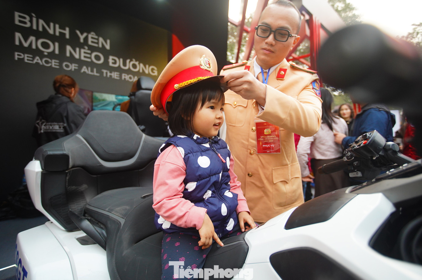 Trẻ em được trải nghiệm khi ngồi trên xe mô tô của CSGT.