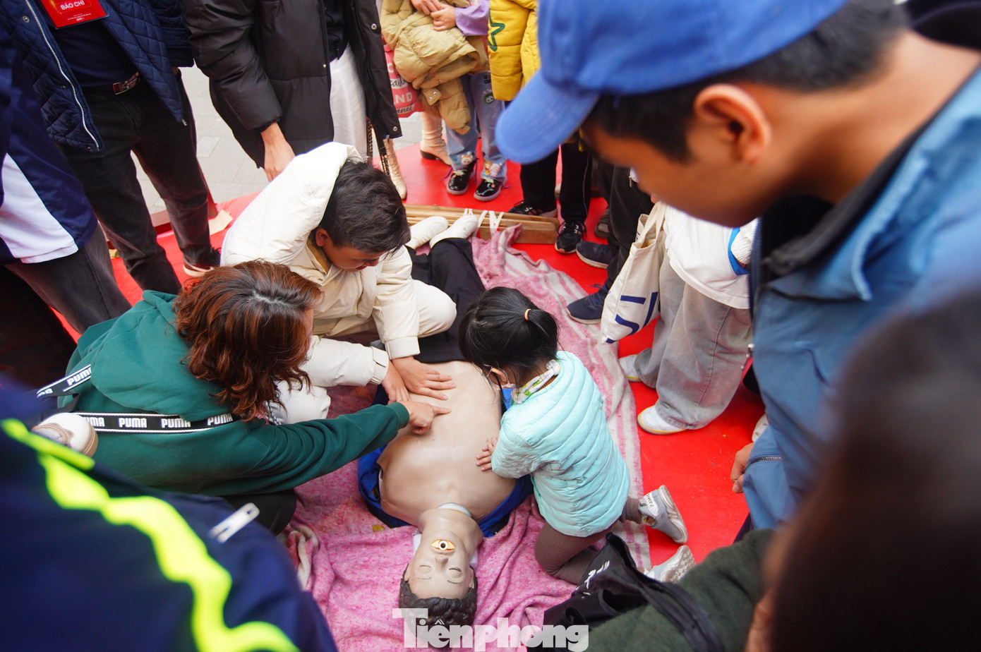 Tổ chức tuyên truyền, hướng dẫn người dân trải nghiệm tình huống, xử lý tình huống khẩn cấp, cứu hộ cứu nạn.