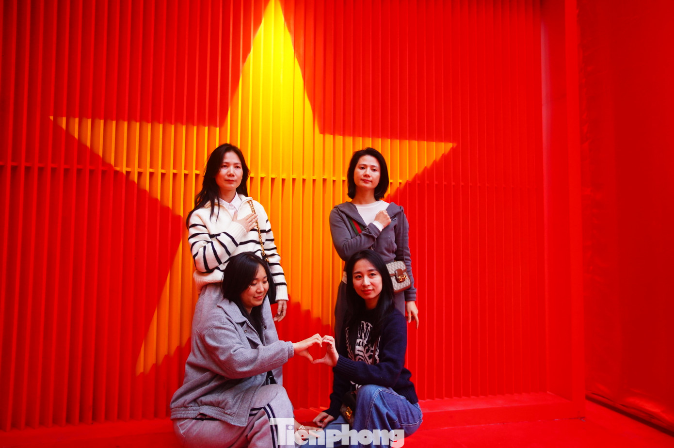 Check- in với cờ đỏ sao vàng.