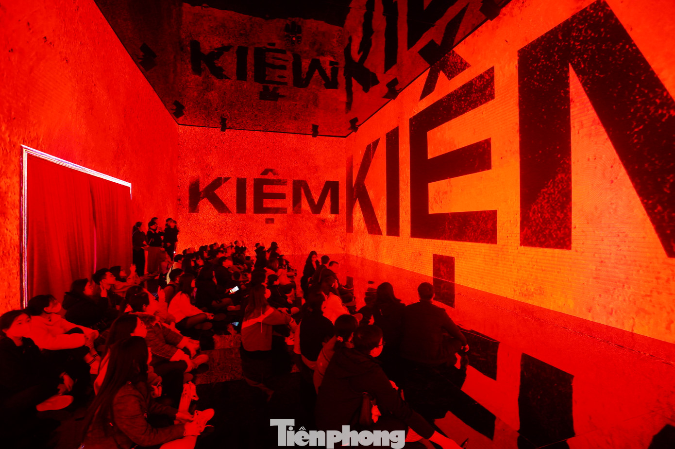 "Em cảm thấy rất xúc động khi được xem những thước phim trên, đặc biệt là những hình ảnh các chiến sĩ chiến đấu với lửa, với dịch bệnh...", em Hoài Nam (Đống Đa, Hà Nội) chia sẻ.