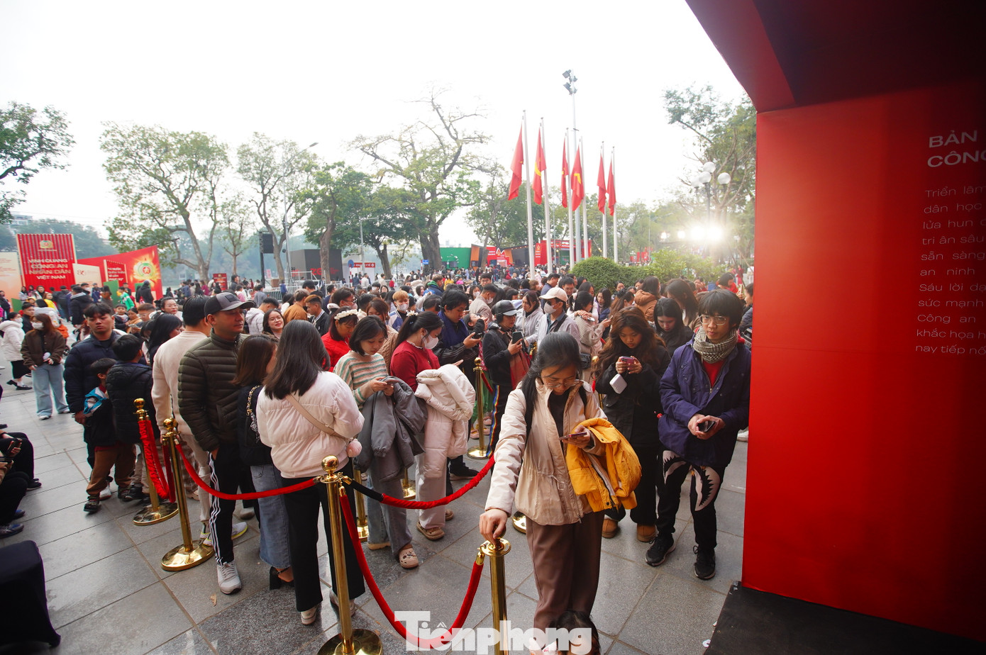 Phòng phim chứa khoảng 60 người/lượt. Người dân xếp hàng chờ khoảng 30 phút.