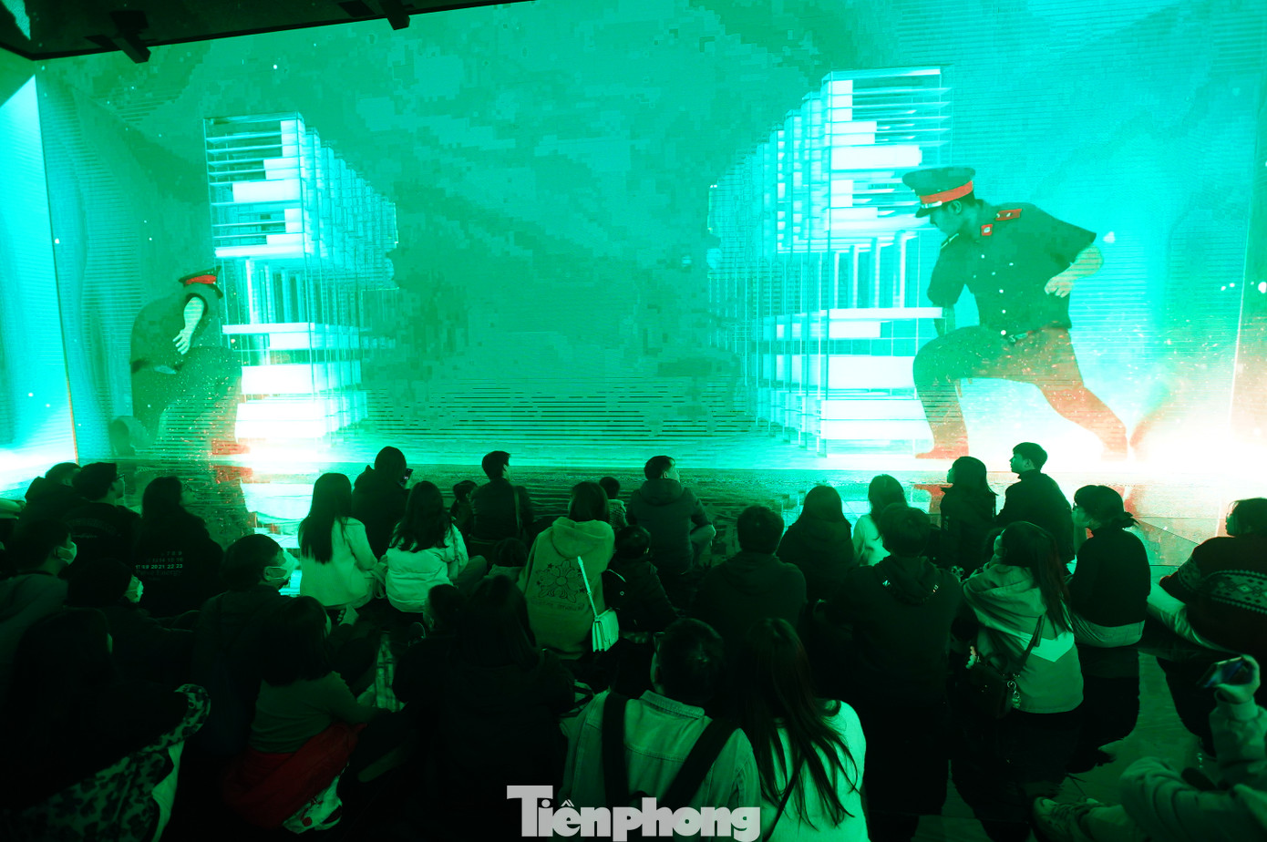 Thước phim kéo dài hơn 10 phút kể về hành trình đấu tranh phòng, chống tội phạm, giữ gìn an ninh trật tự… cùng những sự hy sinh mất mát to lớn của các cán bộ, chiến sĩ để đem bình yên đến mọi nhà.