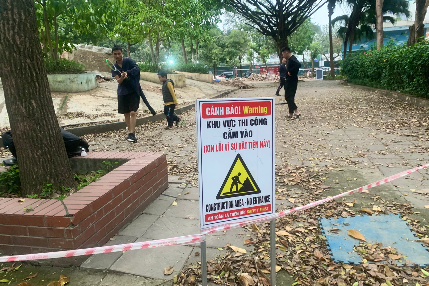 Khu vực vui chơi trẻ em và thiết bị tập thể thao được lắp đặt trước đó đã xuống cấp theo thời gian.