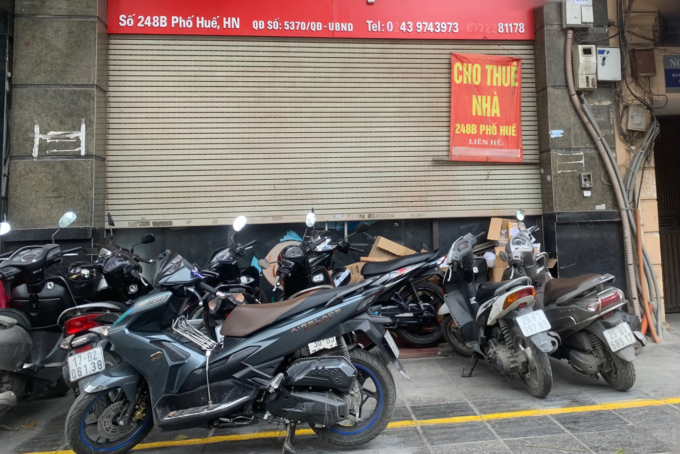 Một mặt bằng treo biển "cho thuê nhà" qua nhiều năm. Trước cửa thành điểm giữ xe của những hộ kinh doanh ở bên cạnh.