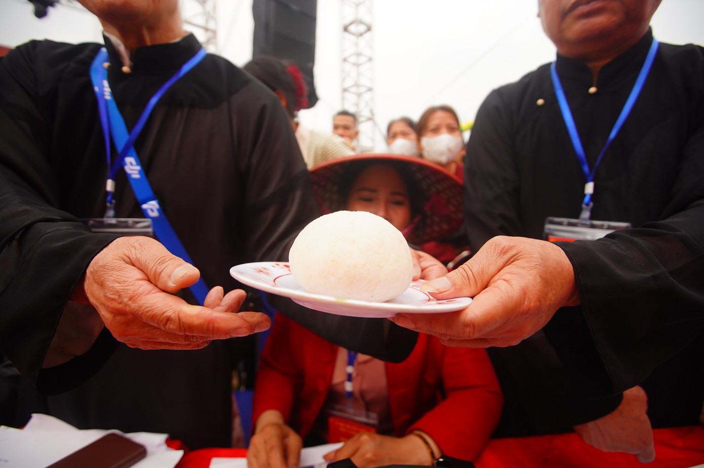 Căn cứ vào cơm dâng lên sớm hay muộn cùng độ trắng, dẻo để chấm điểm.