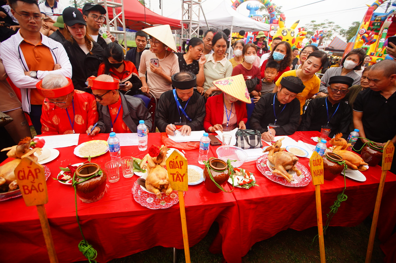 Sau bảy bước, ban giám khảo công bố giải nhất thuộc về giáp bắc, giải nhì thuộc về giáp tây.