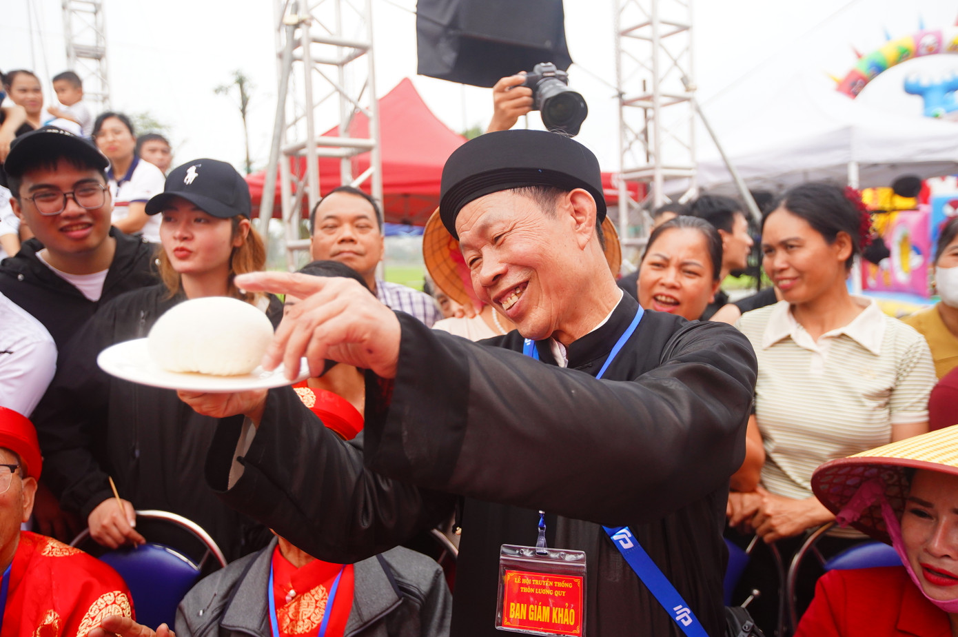 Căn cứ vào cơm dâng lên sớm hay muộn cùng độ trắng, dẻo để chấm điểm.