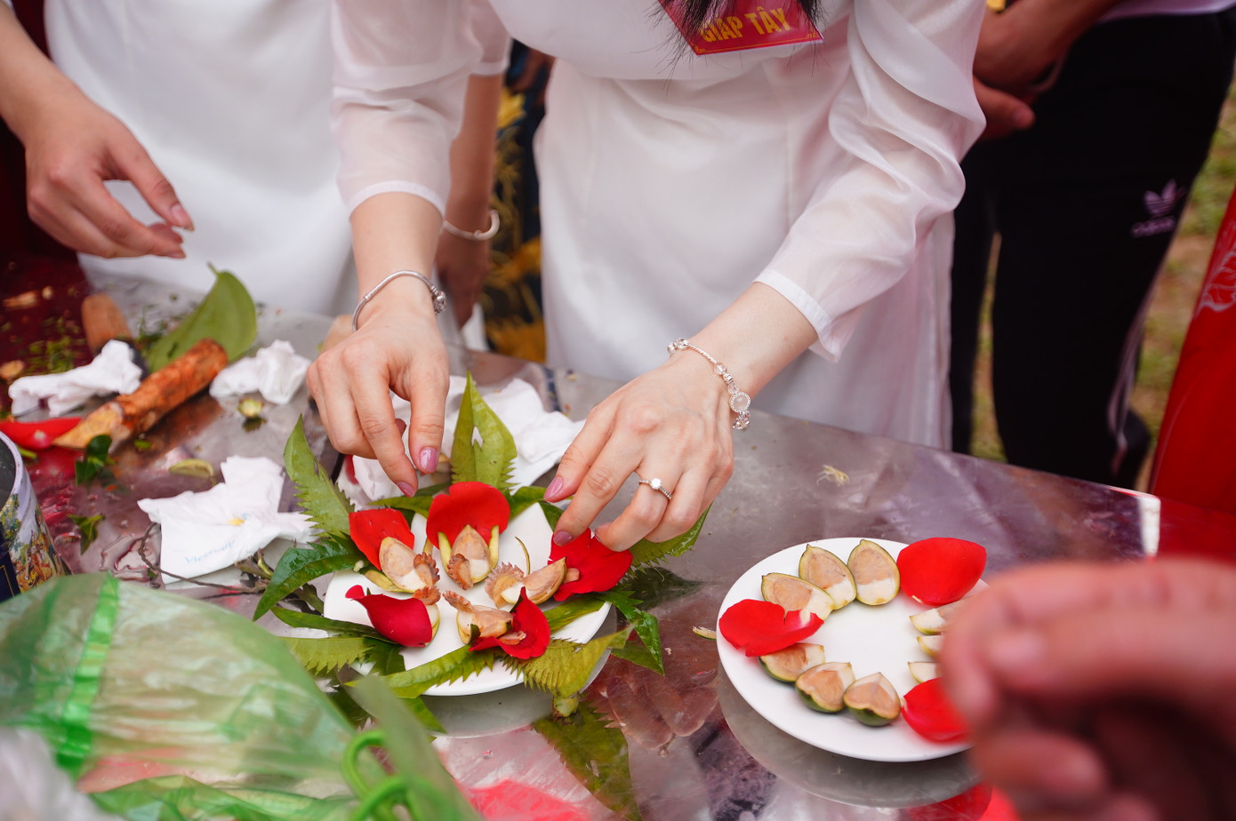 Phần thi thứ 3 là thi bổ cau têm trầu. Mỗi giáp cử hai thanh nữ tham gia với sự hướng dẫn của một phụ nữ. Họ vào đình lễ thánh rồi quay ra nhận trầu, cau đặt ở 4 bàn trước mặt Ban giám khảo, về chỗ quy định để bổ cau, têm trầu. Sau 20 phút, giáp nào xong trước, cau bổ đều, trầu têm đẹp sẽ nhận được điểm cao.