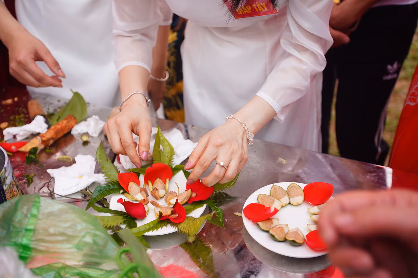 Phần thi thứ 3 là thi bổ cau têm trầu. Mỗi giáp cử hai thanh nữ tham gia với sự hướng dẫn của một phụ nữ. Họ vào đình lễ thánh rồi quay ra nhận trầu, cau đặt ở 4 bàn trước mặt Ban giám khảo, về chỗ quy định để bổ cau, têm trầu. Sau 20 phút, giáp nào xong trước, cau bổ đều, trầu têm đẹp sẽ nhận được điểm cao.