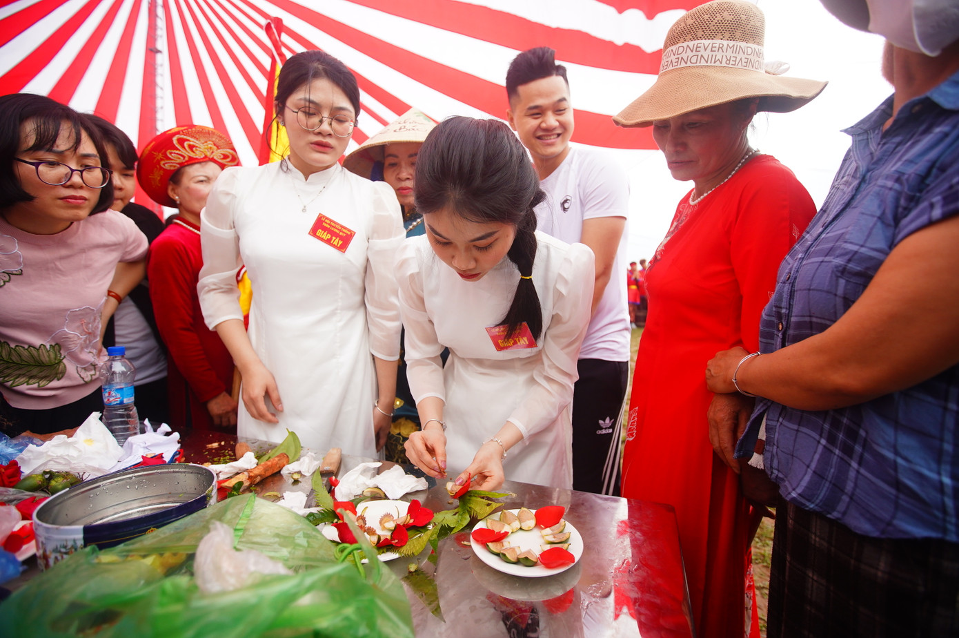 Phần thi thứ 3 là thi bổ cau têm trầu. Mỗi giáp cử hai thanh nữ tham gia với sự hướng dẫn của một phụ nữ. Họ vào đình lễ thánh rồi quay ra nhận trầu, cau đặt ở 4 bàn trước mặt Ban giám khảo, về chỗ quy định để bổ cau, têm trầu. Sau 20 phút, giáp nào xong trước, cau bổ đều, trầu têm đẹp sẽ nhận được điểm cao.