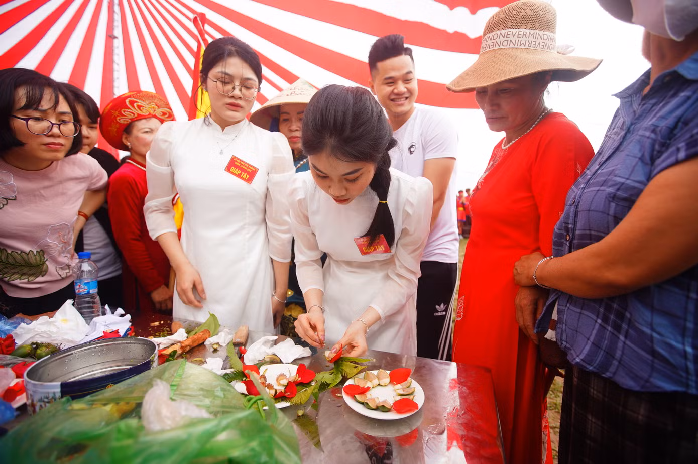 Phần thi thứ 3 là thi bổ cau têm trầu. Mỗi giáp cử hai thanh nữ tham gia với sự hướng dẫn của một phụ nữ. Họ vào đình lễ thánh rồi quay ra nhận trầu, cau đặt ở 4 bàn trước mặt Ban giám khảo, về chỗ quy định để bổ cau, têm trầu. Sau 20 phút, giáp nào xong trước, cau bổ đều, trầu têm đẹp sẽ nhận được điểm cao.