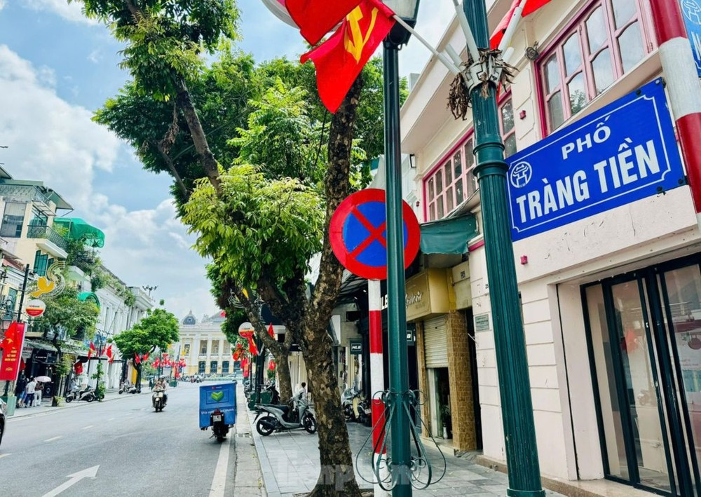 Phố Tràng Tiền ở bên kia hồ Hoàn Kiếm đứng thứ 18 trong danh sách 51 tuyến phố có giá thuê mặt bằng bán lẻ cao nhất thế giới tại khu vực châu Á - Thái Bình Dương. Ảnh Lộc Liên và C&W. Phố Tràng Tiền ở bên kia hồ Hoàn Kiếm đứng thứ 18 trong danh sách 51 tuyến phố có giá thuê mặt bằng bán lẻ cao nhất thế giới tại khu vực châu Á - Thái Bình Dương. Ảnh Lộc Liên và C&W.