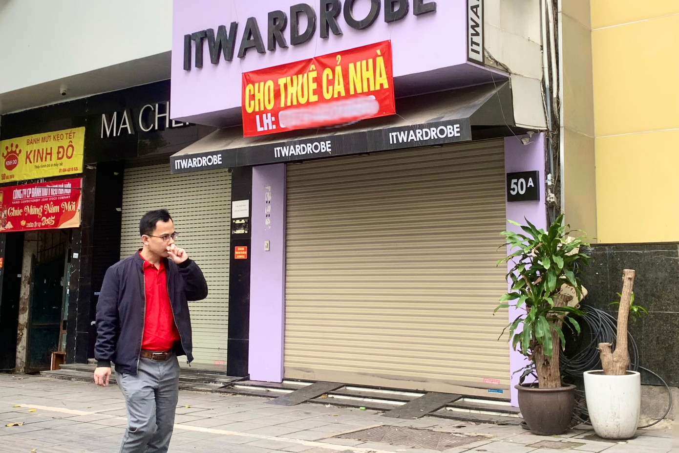 Phố Bà Triệu với nhiều mặt tiền rộng, nhiều tầng... mòn mỏi chờ khách thuê.