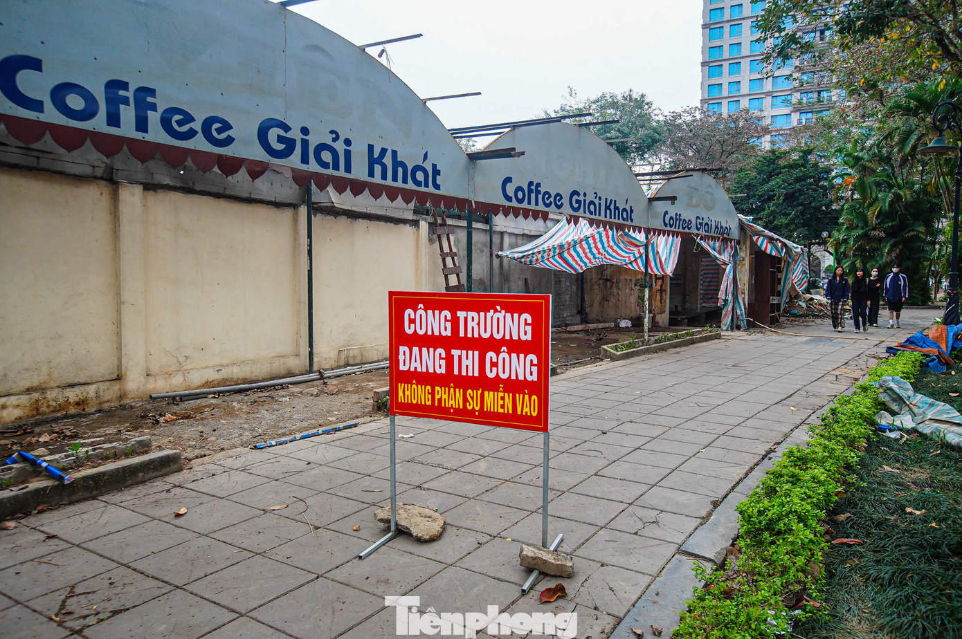 Ghi nhận của PV, nhiều khu vực trong công viên đã được tháo dỡ, quây rào nhưng hàng ngày vẫn có nhiều người dân đến đi bộ, rèn luyện sức khỏe.