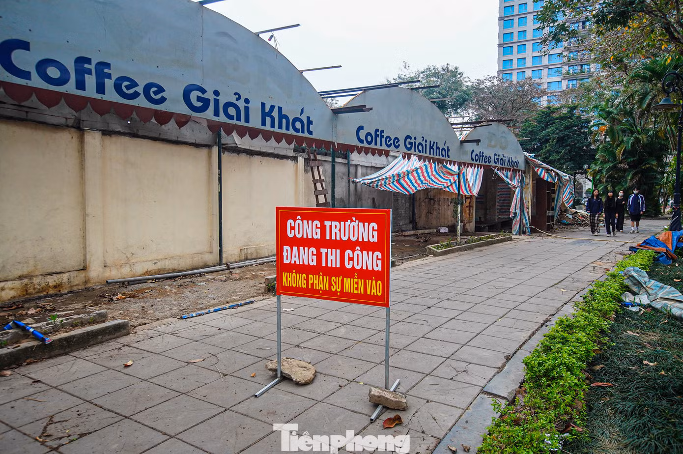Ghi nhận của PV, nhiều khu vực trong công viên đã được tháo dỡ, quây rào nhưng hàng ngày vẫn có nhiều người dân đến đi bộ, rèn luyện sức khỏe. Ghi nhận của PV, nhiều khu vực trong công viên đã được tháo dỡ, quây rào nhưng hàng ngày vẫn có nhiều người dân đến đi bộ, rèn luyện sức khỏe.