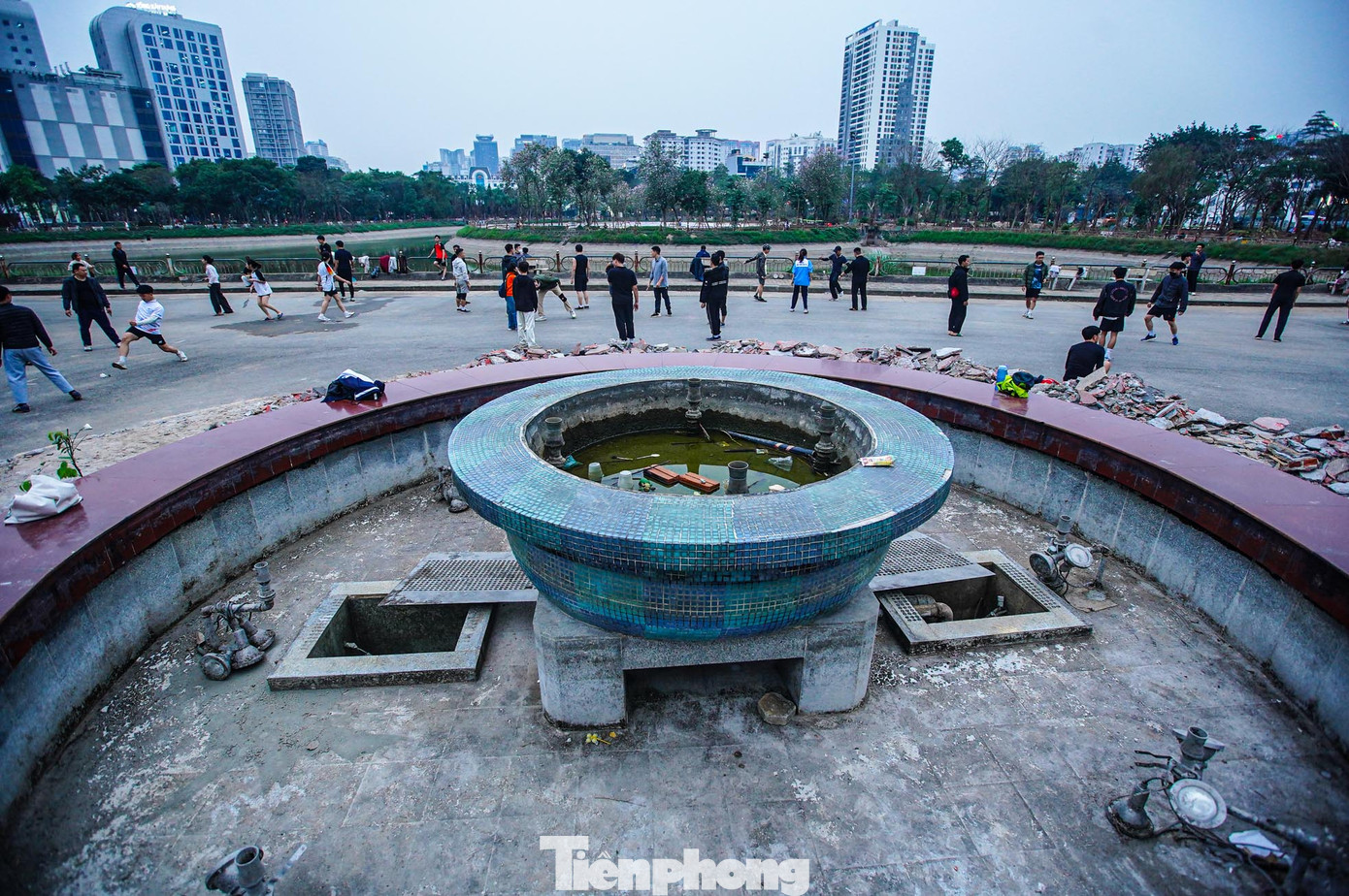 Khu vực đang cải tạo, sửa chữa nhưng vẫn đông người dân đến tập thể dục.