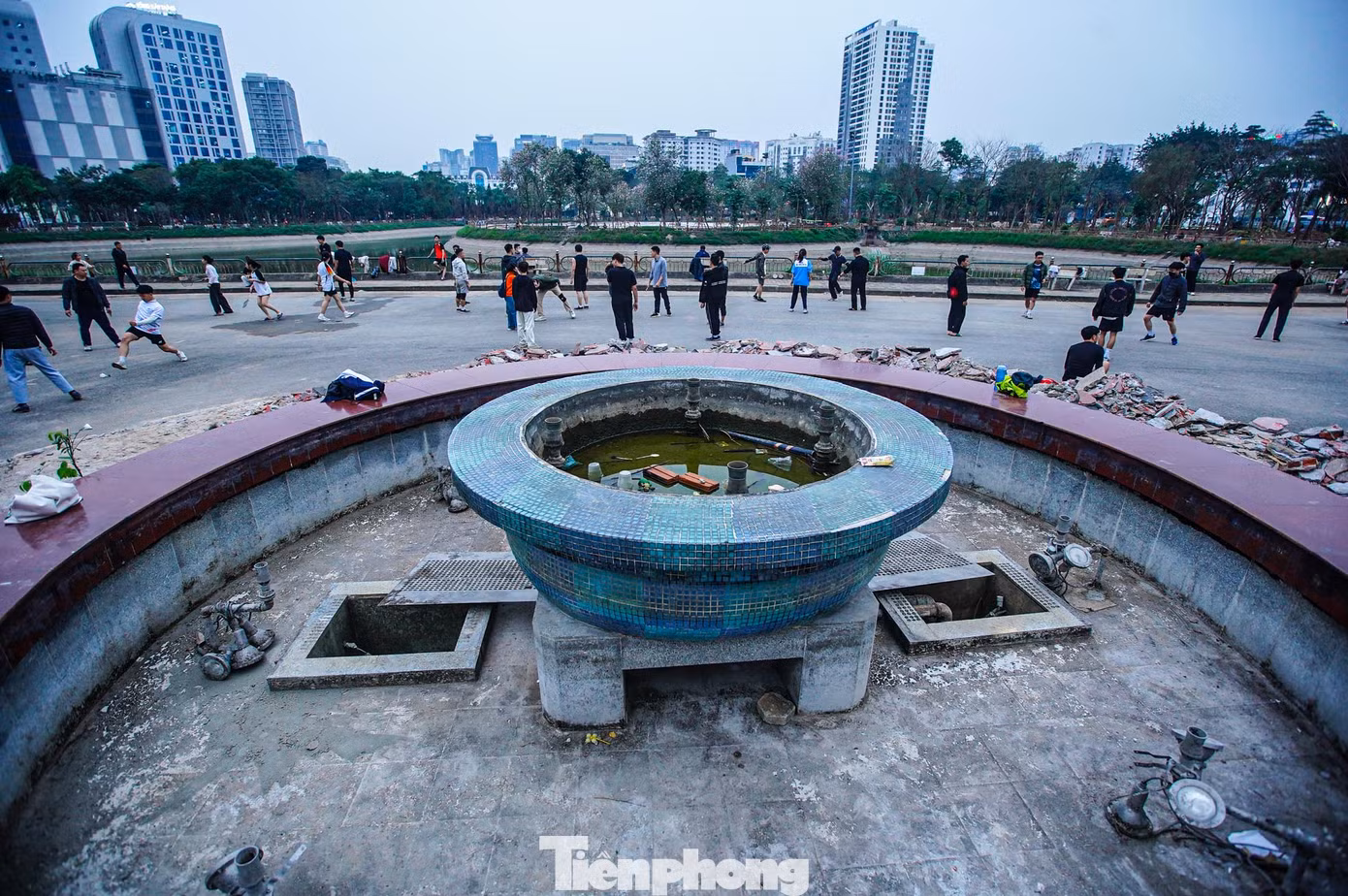Khu vực đang cải tạo, sửa chữa nhưng vẫn đông người dân đến tập thể dục. Khu vực đang cải tạo, sửa chữa nhưng vẫn đông người dân đến tập thể dục.
