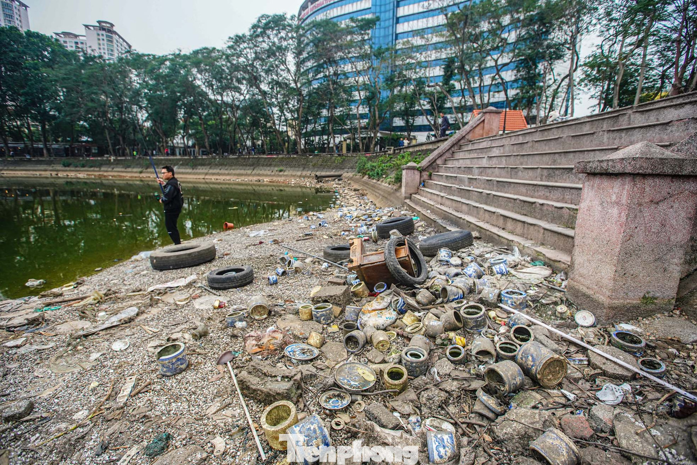Rác thải bủa vây ven hồ, thậm chí nhiều khu vực bốc mùi hôi thối, khó chịu.