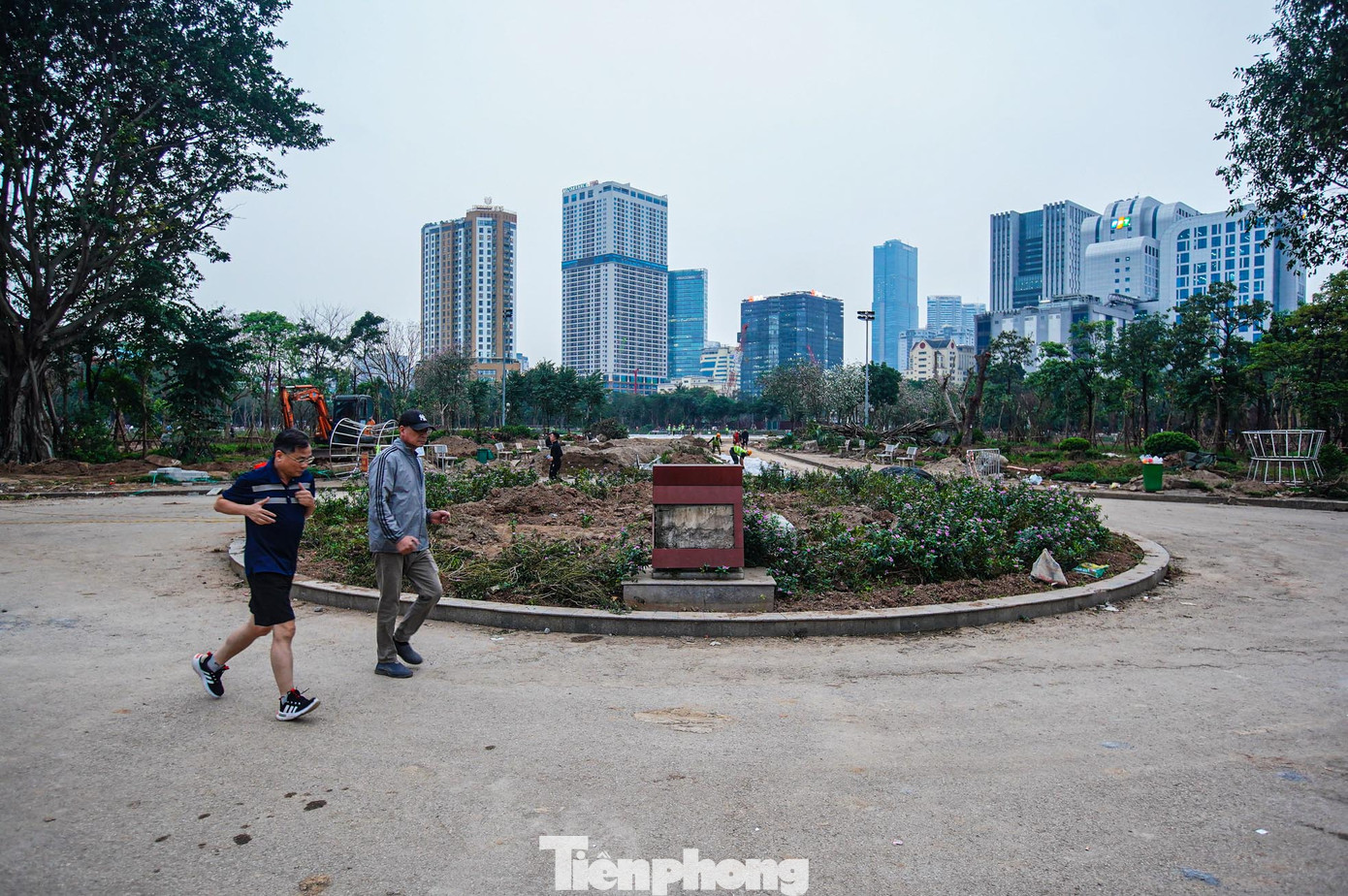 Công viên mở cửa từ năm 2014 với mục đích tạo ra nhiều sân chơi an toàn cho trẻ em và người dân. Sau nhiều năm đưa vào hoạt động, Công viên Cầu Giấy hiện đã xuống cấp nhiều hạng mục. Lan can bao quanh hồ gỉ sét, bậc thang lên khu Quảng trường Trung tâm bị sụt lún ảnh hưởng đến việc vui chơi, tập thể dục của người dân.