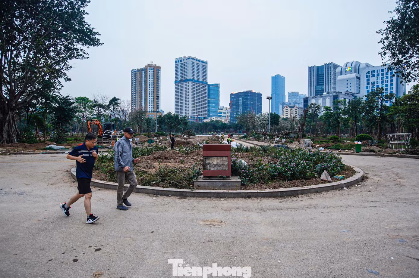 Công viên mở cửa từ năm 2014 với mục đích tạo ra nhiều sân chơi an toàn cho trẻ em và người dân. Sau nhiều năm đưa vào hoạt động, Công viên Cầu Giấy hiện đã xuống cấp nhiều hạng mục. Lan can bao quanh hồ gỉ sét, bậc thang lên khu Quảng trường Trung tâm bị sụt lún ảnh hưởng đến việc vui chơi, tập thể dục của người dân. Công viên mở cửa từ năm 2014 với mục đích tạo ra nhiều sân chơi an toàn cho trẻ em và người dân. Sau nhiều năm đưa vào hoạt động, Công viên Cầu Giấy hiện đã xuống cấp nhiều hạng mục. Lan can bao quanh hồ gỉ sét, bậc thang lên khu Quảng trường Trung tâm bị sụt lún ảnh hưởng đến việc vui chơi, tập thể dục của người dân.