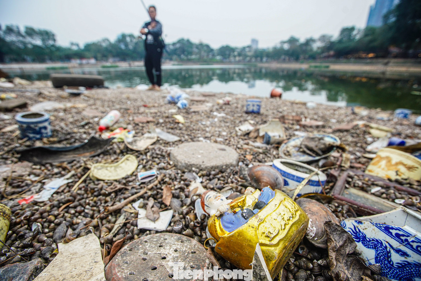 Mực nước cạn lộ ra rất nhiều loại đồ thờ cúng, chiếm phần lớn là bát hương bằng sứ.