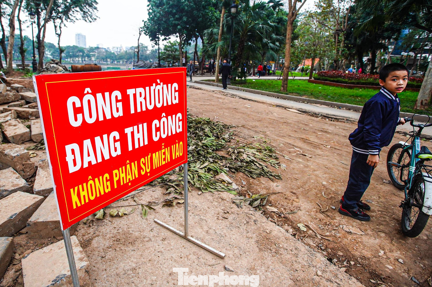Mặc dù công trình đang cải tạo, sửa chữa nhưng rất đông người dân vẫn tập thể dục, sinh hoạt tại công viên bất chấp biển cảnh báo.