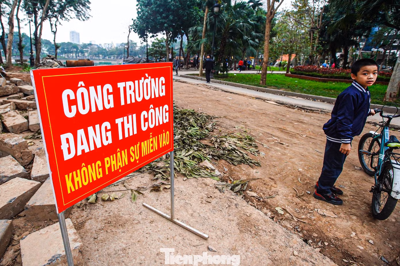 Mặc dù công trình đang cải tạo, sửa chữa nhưng rất đông người dân vẫn tập thể dục, sinh hoạt tại công viên bất chấp biển cảnh báo. Mặc dù công trình đang cải tạo, sửa chữa nhưng rất đông người dân vẫn tập thể dục, sinh hoạt tại công viên bất chấp biển cảnh báo.