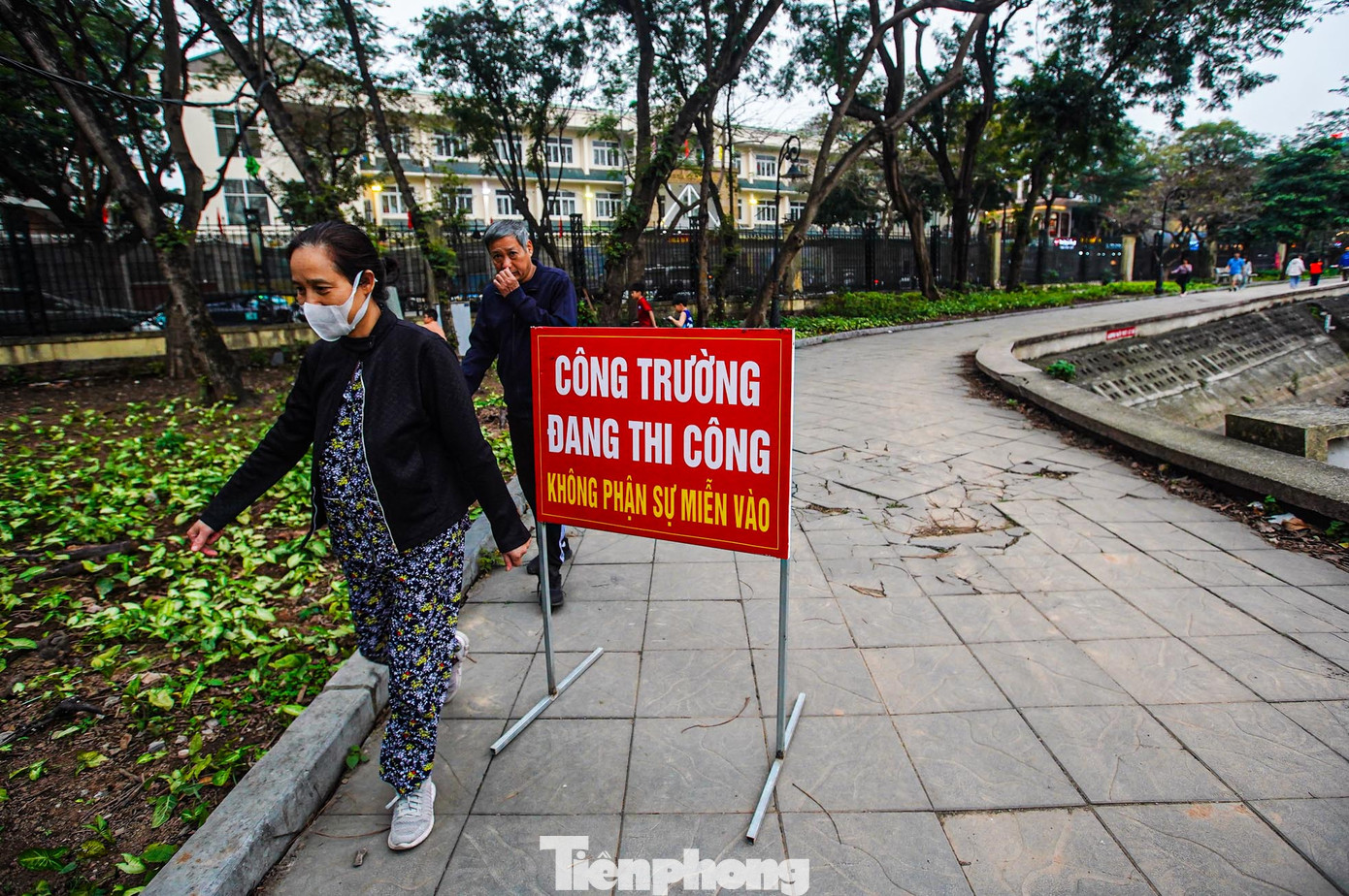 Mặc dù công trình đang cải tạo, sửa chữa nhưng rất đông người dân vẫn tập thể dục, sinh hoạt tại công viên bất chấp biển cảnh báo.