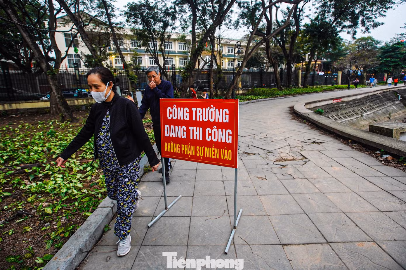 Mặc dù công trình đang cải tạo, sửa chữa nhưng rất đông người dân vẫn tập thể dục, sinh hoạt tại công viên bất chấp biển cảnh báo. Mặc dù công trình đang cải tạo, sửa chữa nhưng rất đông người dân vẫn tập thể dục, sinh hoạt tại công viên bất chấp biển cảnh báo.